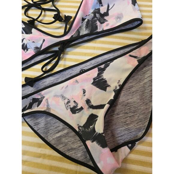 Lululemon RARE Reversible Bikini Set Size 8 - Picture 2 of 16